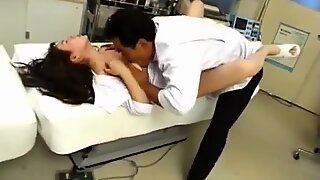 Japon av manken Hemşire doktor tarafından oral ve vajinada sikilir