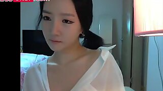 Hot koreansk asiatisk teenager, der viser sin sexede krop til et webcam - 18sonly.com
