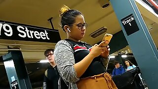 可爱的圆胖菲律宾女孩戴着眼镜等待火车