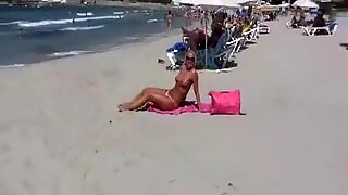 晒黑妈妈我想在沙滩上操是裸露狂