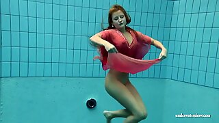 Große Titten Silvie schwimmt und zeigt ihre haarige Muschi